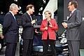 Stippvisite auf dem Porsche-Stand: Bundeskanzlerin Merkel wird begrüßt von Porsche-AR-Chef Wolfgang Porsche, Porsche-Chef Michael Macht und VDA-Präsident Matthias Wissmann (v.l.) Foto: Porsche/auto-reporter.net 